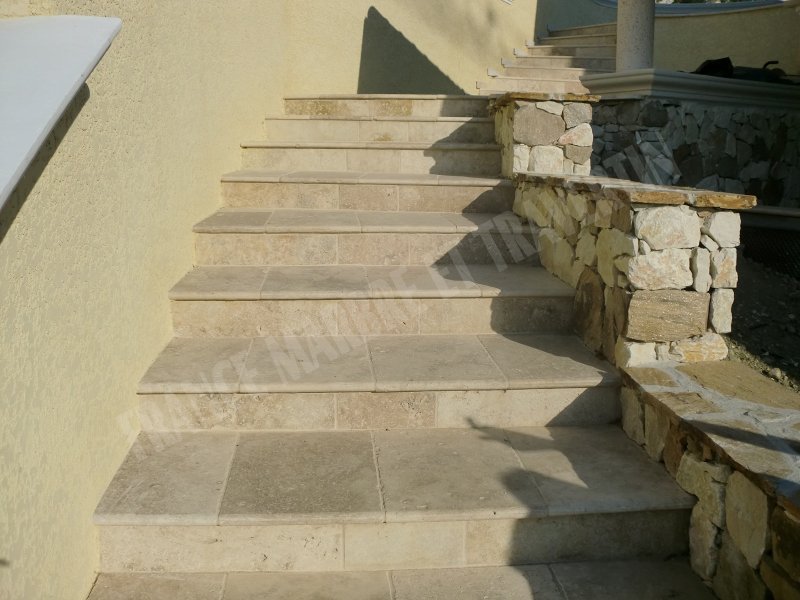 escalier exterieur travertin